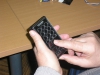 Szabványos mobiltelefon belső vibramotorral és Braille maszkkal az érintőernyőjén.